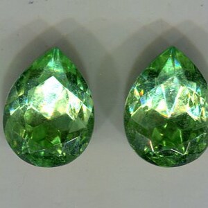 2 Boheemse Chaton druppels peridootgroen 16 x 12 mm