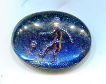 1 Böhmischer Bild-Cabochon Fussballer blau iridis 18x13 mm
