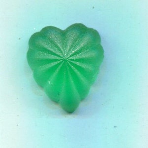 1 Böhmischer Cabochon herzförmige Blüte Blatt grün matt. 20 mm