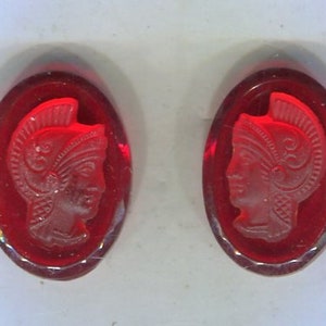 2 sierstenen ridderkop Romeinse cabochon edelsteen rechts. + links rood 18 x 13 mm