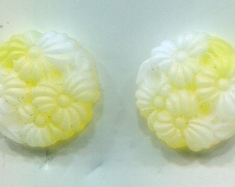 2 Bohemian flower cabochon 18 mm yellow + white matt.