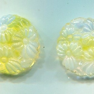 2 Boheemse bloemen cabochon 18 mm geel + wit