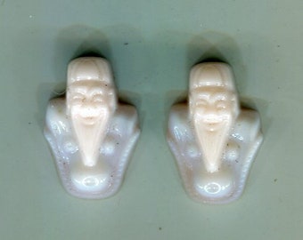 2 Boheemse cabochons Confucius lichtbeige 20 x 15 mm