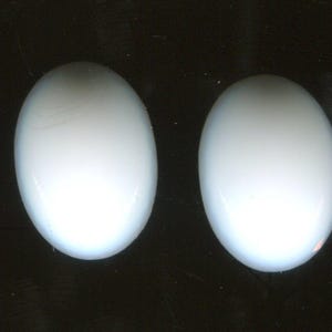 2 Boheemse cabochons 25 x 18 mm wit