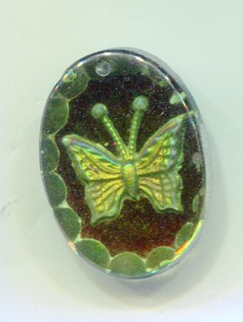 1 Böhmischer Anhänger oval Schmetterling grün iridis 25x18 mm Bild 1