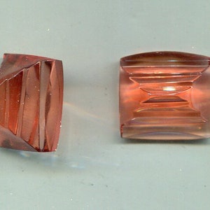 perzik 2 Tsjechische gefacetteerde piramides cabochon 22 x 20 mm
