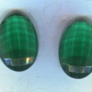 2 Boheemse facetgeslepen cabochons 18 x 13 mm smaragdgroen