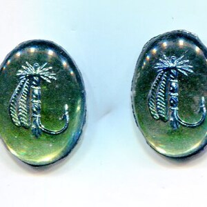 2 Böhm. Picture cabochon vishaak 18 x 13 mm lichtgroene iridis