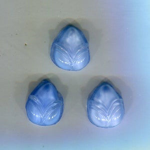 3 Bohemian cabochon bloemknoppen 13 x 11 mm lichtblauw