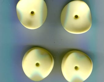 39 perline a disco in plastica tedesche degli anni '70 gialle opache. 22 mm