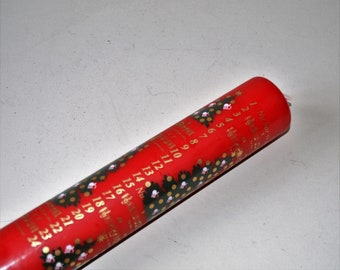 1 vela roja danesa con calendario, de 24 cm, con abetos y los números del 1 al 24.