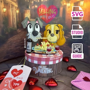 Könnte beinhalten: Eine Schachtel mit rotem und weißem Karomuster, einem Holzsockel und einem "Be My Valentine"-Design. Die Schachtel zeigt ein Cartoon-Paar, eine Flasche Wein und einen Teller Spaghetti. Die Schachtel ist von roten Herzen und einem rosafarbenen Umschlag umgeben. Das Bild enthält auch ein Etikett mit der Aufschrift "Ich und du" mit einem Ballonherz. Das Bild enthält den Text "Selling with love" und "@swiloveusa".