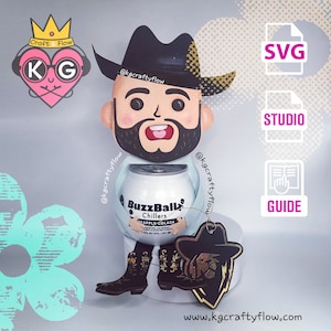 Puede incluir: Una ilustración de dibujos animados de una persona con un sombrero de vaquero y sosteniendo una lata de BuzzBall Chillers Piña Colada. La persona está sentada en una plataforma blanca con dos botas de vaquero. La imagen incluye el texto "@kgcraftyflow" y "www.kgcraftyflow.com".