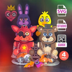 Puede incluir: Cuatro archivos imprimibles para una fiesta temática de Five Nights at Freddy's. Los archivos incluyen archivos SVG, Studio y Guía. La imagen muestra un zorro rojo, un conejo morado, un oso marrón y un pollo amarillo. Cada personaje tiene un plato de dulces frente a él.