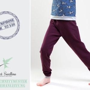 Könnte beinhalten: Ein Schnittmuster für Kinder-Sweatpants, genannt "Pumphosen", in den Größen 32-140. Das Schnittmuster beinhaltet eine Anleitung zum Nähen der Sweatpants. Das Bild zeigt ein Kind, das eine lilafarbene Sweatpants trägt.