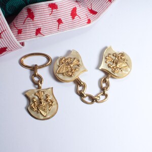 Set vintage decoratieve elementen, wapenschildhangers voor traditionele kostuums uit de jaren 1920 en 1930, traditionele kostuumhangers, verzamelobjecten, kettinghangers, gespen, ART. 627