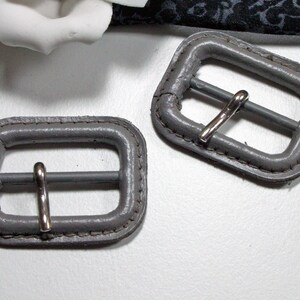 2 alte Lederschnallen 25mm grau Vintage Gürtelschnallen Retro mit Dorn aus Leder, SchnallenARTen, ART. 175