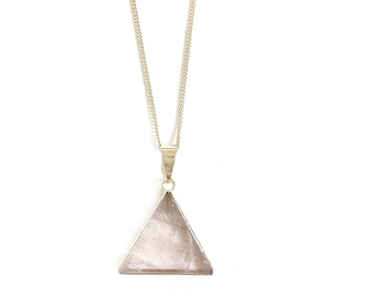 Collar de cuarzo rosa con triángulo, chapado en oro.
