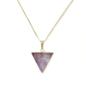 Könnte beinhalten: Eine goldene Kettenkette mit einem dreieckigen Amethyst-Anhänger.