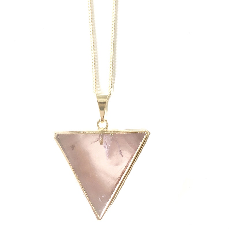 Collar con triángulo de cuarzo rosa bañado en oro imagen 2