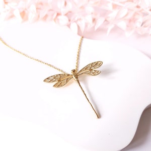 Chain dragonfly pendant golden
