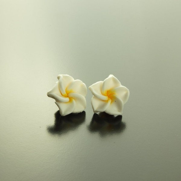 Fleur de frangipanier goujons blanc boucles d’oreilles fleur