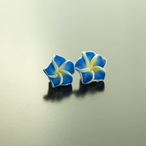 Fleur de frangipanier goujons boucles d’oreilles fleur bleue