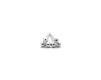 petites boucles d'oreilles clous en argent, boucles d'oreilles clous argent, boucles d'oreilles clous argent minimalistes, boucles d'oreilles clous boule, boucles d'oreilles clous avec trois boules, boucles d'oreilles clous boule