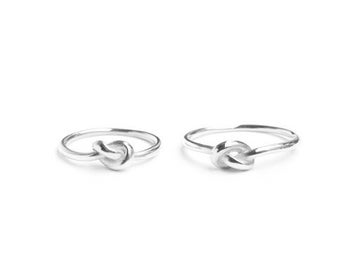 Anillos de compromiso, anillos infinito, pares de anillos de plata con nudos.