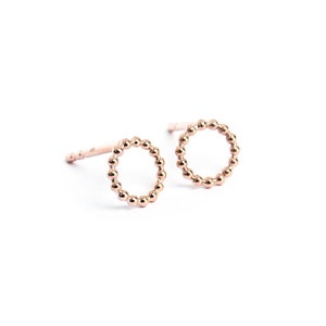 Boucles d'oreilles à tige en or rose, boucles d'oreilles à tige en petit cercle en perles image 2