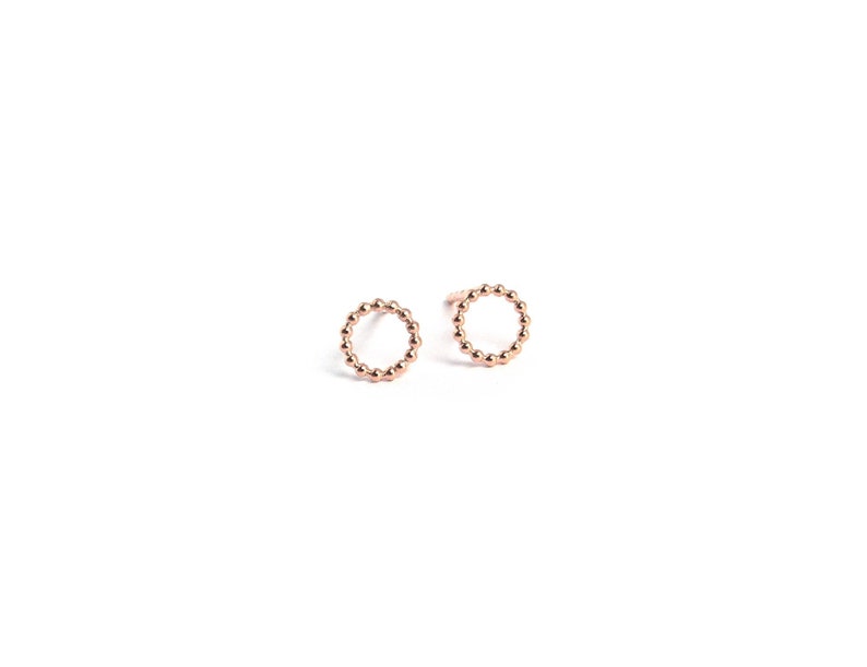 Boucles d'oreilles à tige en or rose, boucles d'oreilles à tige en petit cercle en perles image 1