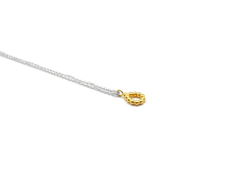 pendentif en forme de larme dorée avec chaîne en argent image 3