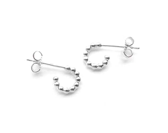 Boucles d’oreilles en argent faites de perles d’argent, boucles d’oreilles minimalistes en cerceau
