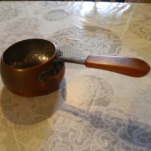 Pentola per fonduta in rame vintage con manico in legno, casseruola in rame di fabbricazione svizzera senza coperchio degli anni ’70