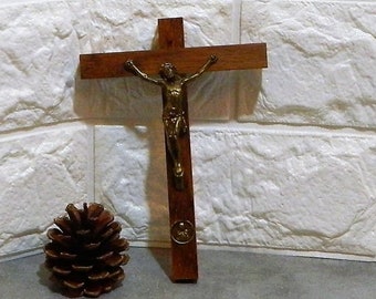 hölzernes Kruzifix, Wandkruzifix, antikes Kruzifix, antikes Kreuz, antikes religiöses, hölzernes Kreuz, religiöses Kreuz, katholische Kirche, Jesuskunst,