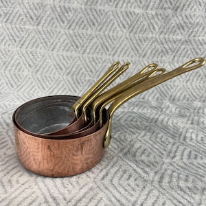 Vintage Franse koperen mini steelpan set massief koperen messing handgrepen set van 5 kleine pannen rustieke boerderij keuken decor