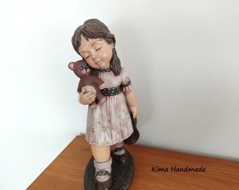Puppenfigur, Mädchenfigur mit Teddy, Muttertagsgeschenk, handbemalte Figur, Figur für Heimdekoration