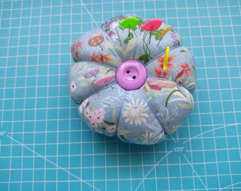 Floral pincushion, pincushion, gift for a seamstress, handmade pincushion, sewing and embroidery, quilting, sewing tools