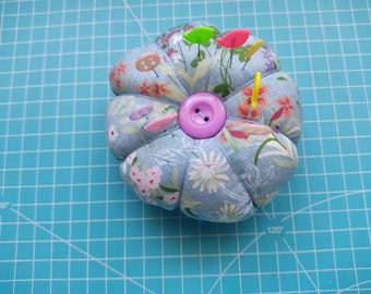 Floral pincushion, pincushion, gift for seamstress, handmade pincushion, sewing and embroidery, quilting, sewing tools