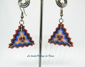 Pendientes triángulo boho, pendientes boho hechos a mano, aretes beige azul negro y rojo, pendientes para mujer, regalo aretes mujer