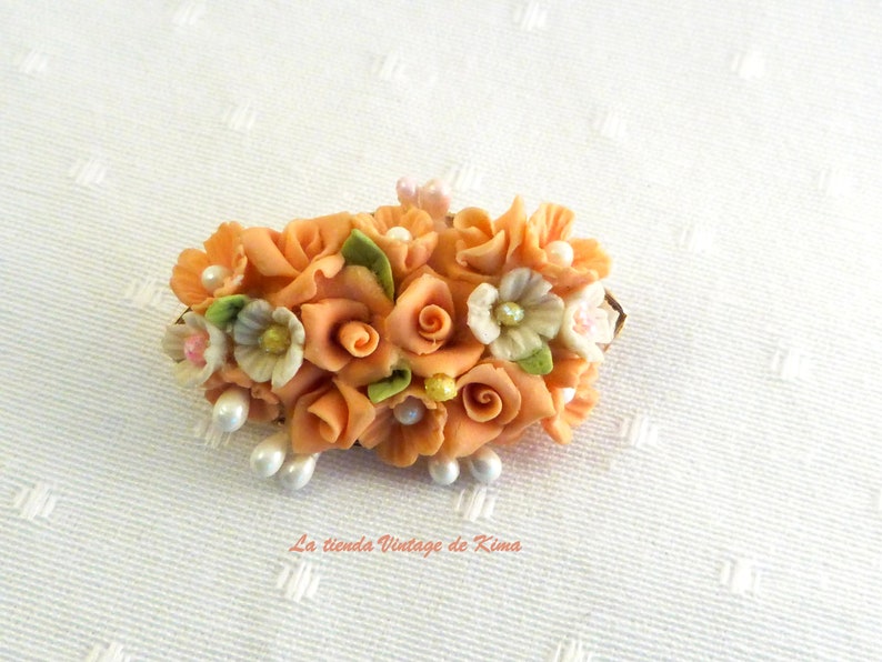 Brooch with porcelain flowers image 2