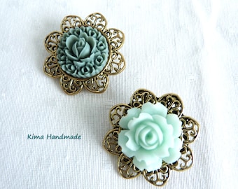 Brooch with resin flower, old gold brooch, vintage style women's brooch, floral jewelry, mint flower brooch, gray flower brooch, sun brooch