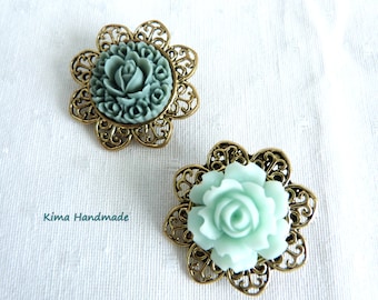 Broche avec fleur en résine, broche vieil or, broche femme style vintage, bijoux floraux, broche fleur de menthe, broche fleur grise, broche soleil