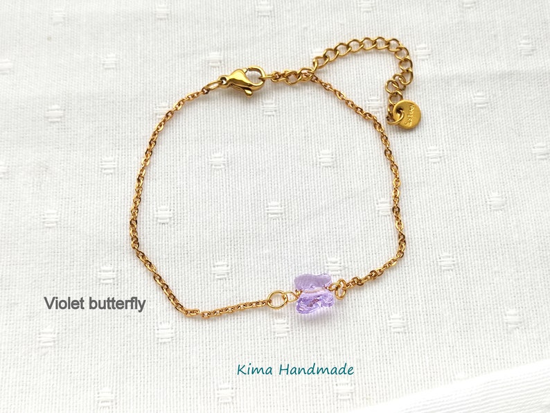 Minimalistisches Armband, Armband mit rosa, violettem oder grünem Schmetterling, goldenes Edelstahlarmband, Armband für Frauen, Mädchen-Kommunionarmband VIOLET BUTTERFLY