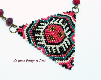 Collar corto étnico, triángulo peyote, collar boho, collar hecho a mano, gargantilla boho, colores impactantes, rojo negro blanco azul,