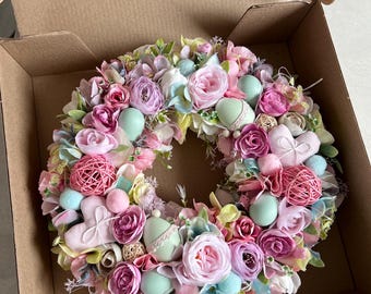 Zarter rosa Frühlings-Osterkranz - Türkranz mit Minze-Eiern