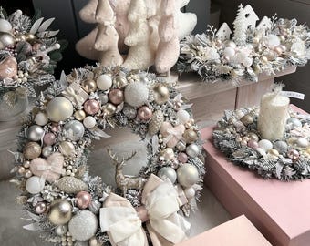 Conjunto de decoración navideña: elegante centro de mesa con corona de colores pastel y portavelas