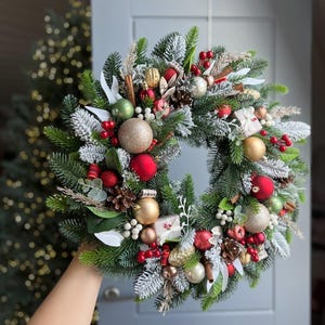 Kerstkrans rood en goud feestelijke groenblijvende deurdecoratie voor de feestdagen