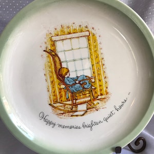 WYPRZEDAŻ Holly Hobbie Collector&#39;s Edition Happy Memories 1972 Vintage Collector Plate