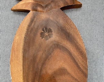 Tagliere in legno a forma di ananas intagliato a mano